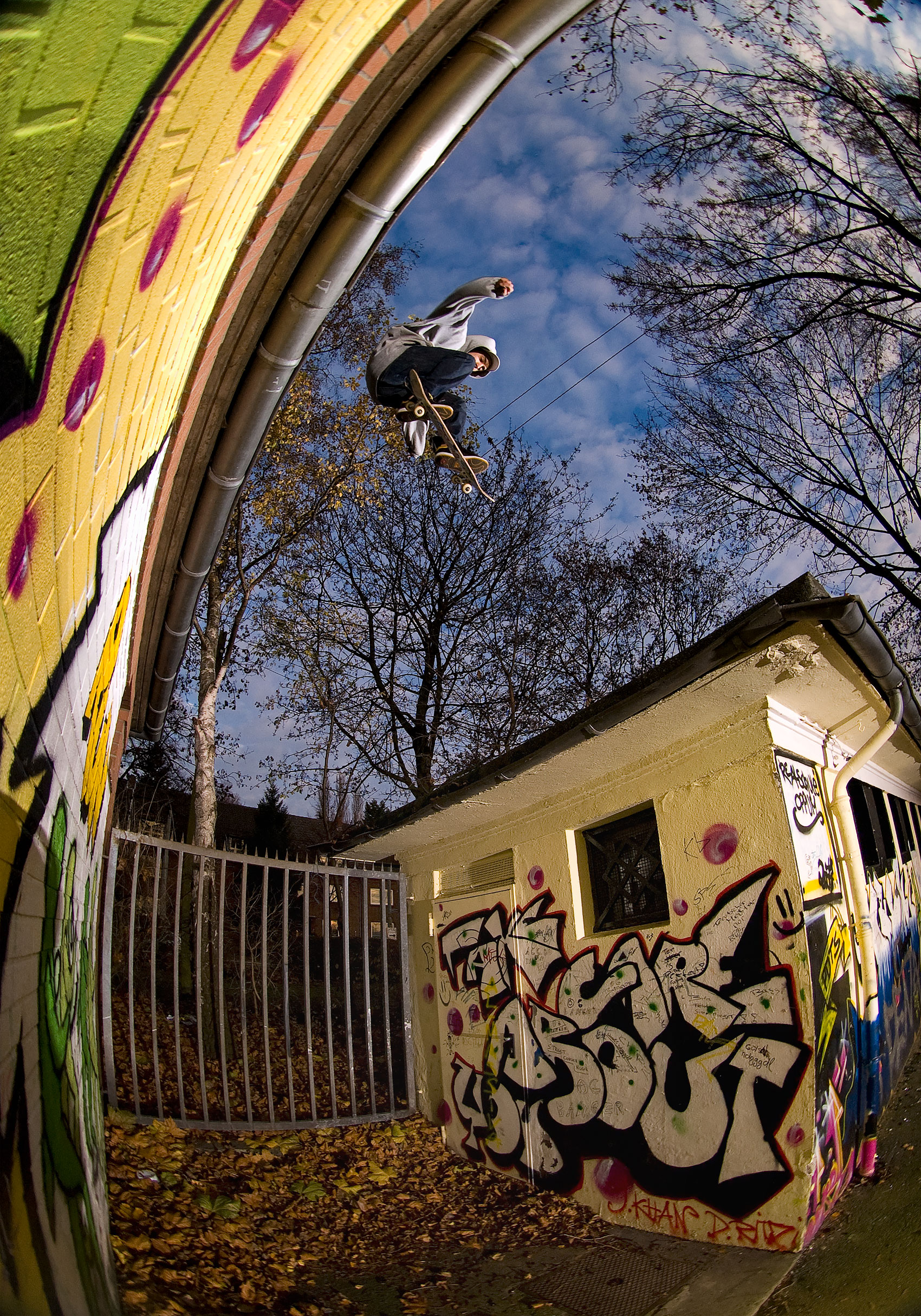 Medi Manu, Editorial,  Skatefoto, Roof to Roof, Willi Nothers